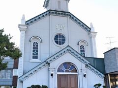 そしてこの教会堂が、「カトリック弘前教会」でした。尖塔をもつロマネスク様式の聖堂でスッキリした外観でした。

この教会の建物は明治43年に建てられたもので、設計はオージェ神父、棟梁は横山常吉（堀江佐吉の弟、クリスチャン）が担当したそうです。