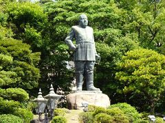 道の向こうに、有名な　西郷さんの銅像が・・大きいんだ~
台座を含め高さ8メートルもあります。
明治6年1873年に行われた、陸軍特別大演習のときの軍服姿がりりしく城山のふもとにたってました。