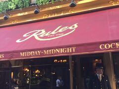 本日のディナーは「ルールズ(Rules)」で、イギリス名物ローストビーフを戴きます。
ロンドンには、英国料理の老舗「ルールズ」と「シンプソンズ・イン・ザ・ストランド」があります。どちらもローストビーフなどの伝統料理で有名な名店です。
違いは、ローストビーフをシンプソンズは1名からオーダー出来て、ルールズは2名からしかオーダー出来ないこと。