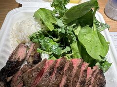 5月12日(金)
初日のランチは、お馴染みアラモアナセンター1F『Foodland Farms』内の
『HI　STEAKS』Steak Plate ＄15.99 (税別)
後日、クーポンブックに10％引きが乗っててショック！


