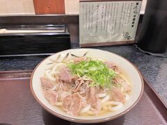 肉吸いうどんを注文。

美味しい、まじ美味しい。
お出汁がやさしい。五臓六腑に染み渡る美味しさ。

予定外ではあったけど、結果的に感動的なレベルな味に出会えたのは旅の醍醐味でもあるように思える。これを予定に組み込んでいればそこまでのレベルに行かなかったはず。

予定通りに行かないからこそ面白い。
やっぱり旅はいい。