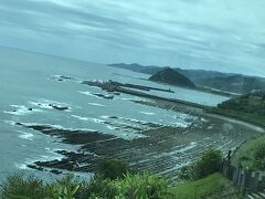 5月25日（木）旅2日目。
宮崎駅からバスで鵜土神宮へ。
バスの進行方向左側の席に座ると、途中に通る堀切峠から、眼下に広がる太平洋や波状岩の景観を眺めることができます。
