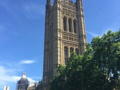 次に向かったのは、向かい側にある「国会議事堂(The Palace of Westminster)」です。