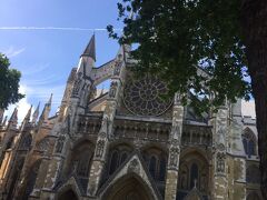 ビッグベンの撮影を終えて、「ウエストミンスター寺院(Westminster Abbey)」にやって来ました。事前に日本からネット予約しています。寺院入口は大勢の観光客が並んでいます。でもこれで諦めたり後でまた来ようとか思ってはいけないのです。この行列は、時間が遅くなればなるほどもっと増えます。訪れるのは朝一がお勧めです。列はネット予約有りと予約無しに分かれていますが、予約してもそれなりに並びます。