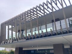 日中の上野駅公園口。
外国客と修学旅行生で混んでいた。