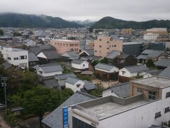 部屋の窓からですが、今朝は雨も止みました…、

天気予報では曇り晴れとのことでどうやら雨の心配は無さそうなので一安心です。
白壁土蔵が建ち並んぶ蔵の辻が観えます。

＊詳細はクチコミでお願いします