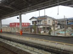 最初の駅が新古河駅。
そういう駅名だけど、茨城県古河市ではなく、埼玉県加須市にある。
旧北川辺町という、古河市と結びつきの深い地域ではあったらしいけど。
ちなみに、東武線は茨城県内は通らない。