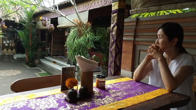 バリの民家の庭でいただきます。<br />こんな素敵な場所でいただけるのです。<br />風も気持ちいい♪