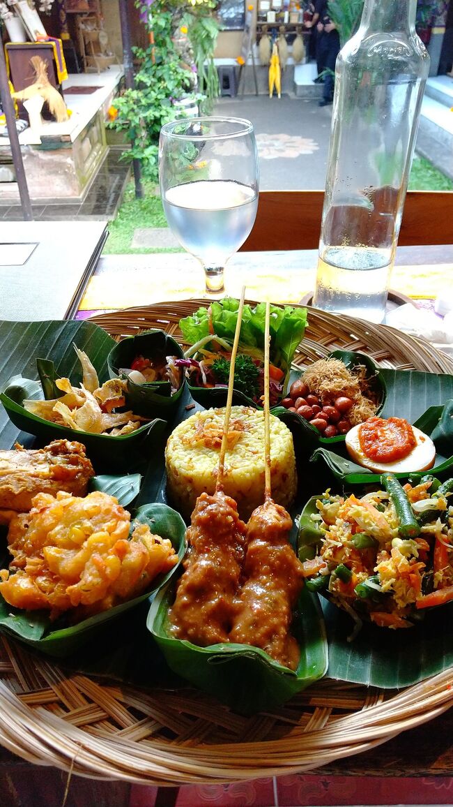 私はナシクニン<br /><br />ターメリックの黄色いご飯ですが<br />揚げたオニオンが混ざっていて<br />ちょっとオイリー<br /><br />飲み物を入れて二人で１５００円ほど<br />不味い訳ではないのですが<br />期待しすぎとクタのワルンインドネシアが美味しかったので<br />期待以上の感動はなし(^^;<br />でも雰囲気は良いのでおすすめです♪