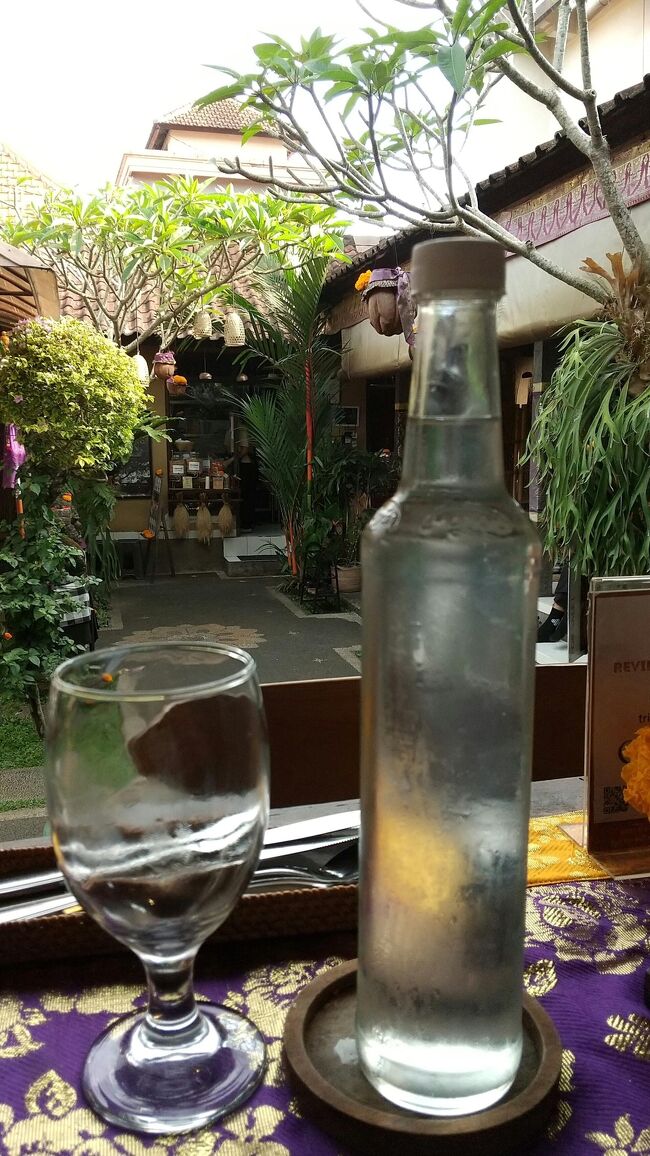 飲み物はココナツウォーター<br /><br />まるごとだと冷えてないココナツが多いけど<br />ピュアなココナツウォーターをボトルに入れて冷やされています。<br /><br />さっぱりした甘味が美味しい