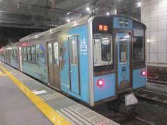 目時発車から約20分、終点八戸に到着。

既に夜の10時を回り、ここから分岐する八戸線の運転も終了していますが、まだまだ行きますよ。


⑬青い森鉄道 普通 青森行き (八戸→青森)
向かい側ホームに停車していた青森行き(野辺地以北の終電)に乗り換えます。
車両は701系、またもやボックスシート搭載車。私の日ごろの行いが良い証拠です(え？)

10人くらいのお客さんを乗せ、八戸駅を発車します。