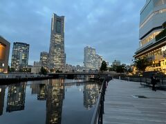 夕刻になって街歩きを開始。
横浜市役所前の大岡川リバーフロントからの風景
（さくらみらい橋あたり）