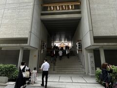 ＜水天宮＞

水天宮は、約３年かけて社殿と参集殿を建替えて平成２８年４月から免震構造のコンクリート建造物になっていました。
大通り沿いにある建物ですが、1本入った建物側面に穴のあいたような部分にある階段を上がると本殿がありました。

本殿が地上にない変わった造りです。

1階のトイレをお借りましたがとても綺麗でした。
階段だけではなくエレベーターもありました。