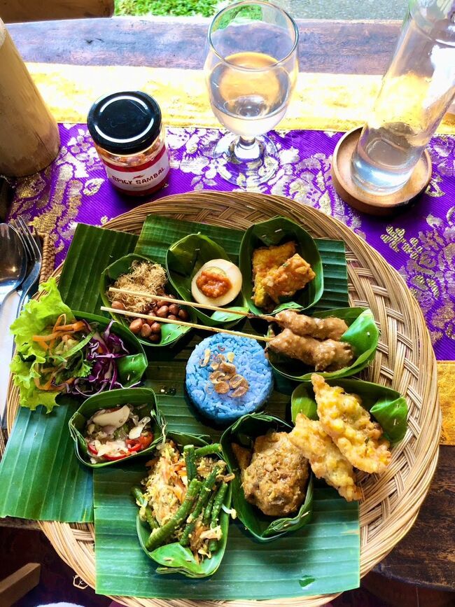 姉の注文したナシチャンプル<br /><br />料理の名前は忘れてしまいましたが<br />ほとんどの方が注文してました。<br /><br />青いご飯はバタフライピー<br /><br />インスタの映えなご飯