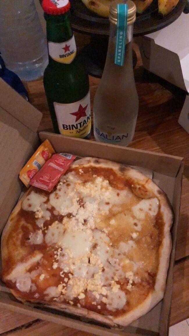 近くのumahpizzaでスモールピザ<br />テイクアウト<br />部屋でいただきます♪<br /><br />４日目の様子をご紹介しました。<br />明日はアラヤウブドに移動します。<br /><br />最後までお読みいただきありがとうございました。