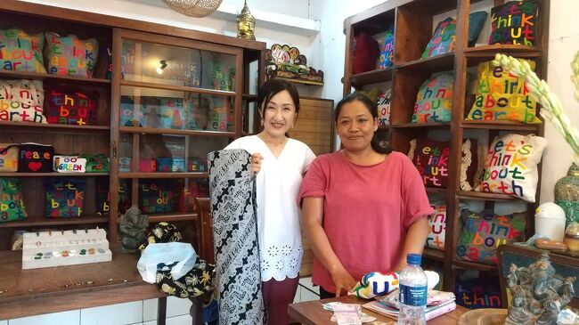 デウィシタ通りにあるお店<br /><br />姉はこちらでヨガマットケースを購入♪<br /><br />この方のハンドメイド<br />ケースの中にポケットがあったり<br />自信作だそうです。<br />約１８００円<br /><br />お客さんが入り口に来ると娘さんが開けてくれて<br />お客さんが中にいる間は外で待ってます。<br />シャイでけなげな女の子