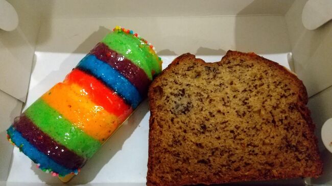 前日買って美味しかったバナナケーキ<br />明日の朝ごはん用にまた買いました。<br /><br />レインボーチーズケーキは夜のおやつ<br />二人ではんぶんこ(^^)