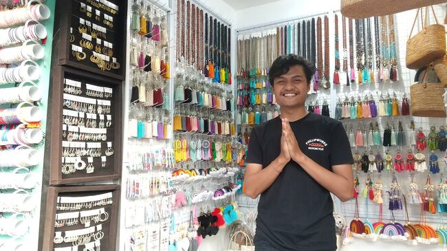 ラヤウブド通りにある小さなお土産やさん<br /><br />こちらで４人の孫娘にお土産を買いました。