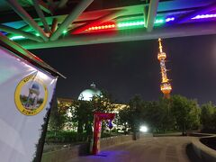 タシケント・タワーは上海の東方明珠電視塔に似ていますが、夜になると赤くライトアップされ東京タワーっぽくも見えます。
公園のライトアップも綺麗でした。