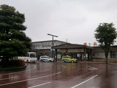 正面がＪＲ「武生駅」で昔ながらの駅舎のままです、

駅前はロータリーに成って左側にはスーパーの平和堂が在りそれなりに賑やかな雰囲気はあります。

＊昨日撮った写真を引用してるので雨模様です