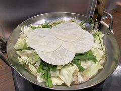 もつ鍋に餃子の皮が入るのが特徴