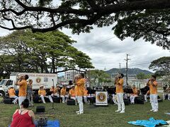 土曜日のお昼に、Kaimuki Highscool で Royal Hawaiian Band の演奏があると知り The Bus で出かける。