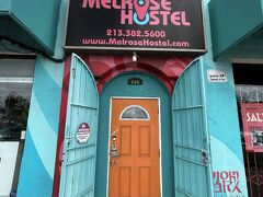 今回はこちらMelrose Hostelに2泊します。
646 N Western Ave, Los Angeles, CA 90004 アメリカ合衆国

近くにMelrose Hotelっていう似た名前の宿があるけどパッカーの私はこちらへ。Booking.comから2泊で93ドル。予約したときはビザ取れるかもわからなかったので現地払いにしていたんですよね。そしたらレートが悲惨なタイミングで決済することになってしまいました。