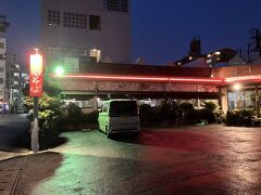 那覇空港に到着したのが夜7時過ぎで急いでいつものホテルグランビュー沖縄にチェックインしました。
天候はあいにくの雨です！
小腹が空いて何か雨でホテルから離れたお店に行くのも気がすすみません。
ガッツリ食べるのも先程石垣で少し食べたので沖縄そば位がちょうど良いのですが沖縄そばのお店は閉店時間早く悩みました。。。
そうだ！ホテルから徒歩5分位で夜やっている沖縄そばのお店を思い出しました！
守礼そばがあった！！
