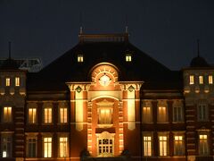 夜の東京駅です。
この時間帯にプライベートで東京駅に来ることは殆どないのでこの機会に。