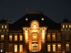 夜の東京駅です。
この時間帯にプライベートで東京駅に来ることは殆どないのでこの機会に。