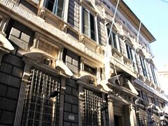 この宮殿（Cambiaso Palace）は別名アゴスティーノ・バッラチーニとも呼ばれガリバルディ通りの山側に建てられた建物で、ガリバルディ通りでは最初の建物です。
敷地が狭いため中庭は有りません。現在は銀行の店舗です。
壁の装飾が特徴的で豪華な造りでした。
この通りの建物は美術館として公開されているものや、エントランスなど建物の一部が公開されているもの、現在も貴族の末裔が居住していて未公開のものと3種類に分けられます。
写真の建物は非公開で中には入れませんでした。