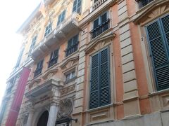次はこちら白の宮殿です。正式名称はパラッツォ・ビアンコです。
この宮殿も内部は博物館になっています。
1540年頃ルーカ・グルマルディのために建てられた宮殿で、1874年にマリア・デ・ブリニョル・サレによってジェノバ市に寄付されました。
白の宮殿と言うから外壁は真っ白かと思いましたがそうではありません。
クリーム色をベースにしてオレンジ色で縁取りされた色彩ですから、どう見ても白とはいい難いです。
他の宮殿の外壁が黒っぽい色とか濃い色なので、それらの中で一番白い色に近い為白の宮殿と呼ばれたのでしょうか?