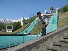 ジャンプ台の下、自由に見学できるところでジャンプのマネをしていちびっています。