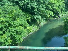 入広瀬駅と大白川駅の間、魚野川の支流の破間川（あぶるまがわ）の渓谷の上の鉄橋を渡りました。

だんだんと山深くなります。