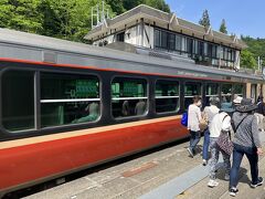 福島県との県境に近い只見線の新潟県内最後の駅、大白川駅に着きました。

無人駅なのですが、意外とここで乗り降りされるお客さんがいました。

ここで小出行きの下り対向列車とすれ違います。