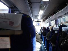 初めて福岡に行ってきました

今回は東京駅から成田行きのバスを使いました
久しぶりな気がします、前乗った時は空いていたような
でも今回は、成田行きバス停に大行列（自由席なので早いもの順）
7時半発、バス一台では乗り切れず。。
旅行する人が多いという事ですね
外国の方もいました

大人ひとり1,300円は安いですよね



