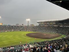 甲子園歴史館を出て、近くのＳＣのカフェで休憩し、その後に、拭き取り済のアルプススタンドにやってきました。