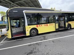 この黄色いバスに2回のります
香港側→中国側

のってる時間は5分ほどでしょうか？
