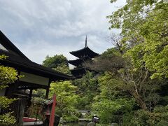 庭園「香藕園（こうぐうえん）」は、「東塔（国宝）」を借景として心字池を中心とした桃山期の名園です。