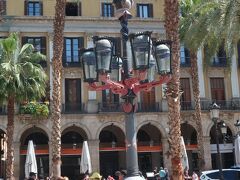 ガウディーの初期デザインの街灯がレイアール広場に設置されています