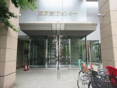 大踏切通りに面した東京芸術センターは高いビルです。１階に銀行が入っていて、ジムやスタジオやハローワークや会社などの他に住居階があり、20階にレストランが、21・22階に劇場があります。レストランで足立区の花火大会を観覧するディナーの予約が始まっているようです。豪華な食事と花火が楽しめるようです。羨ましくなりました。
