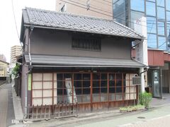 北千住宿場町商店街をさらに北へ歩いたところに趣ある建物が向かい合っています。ここは千住絵馬屋吉田家です。ガラス格子戸の内側に絵馬の看板がありました。江戸中期より代々絵馬や地口行灯や凧などを描いてきました。手書きの絵馬は都内にほとんど見かけない貴重な店です。看板に描かれている絵馬を見ると、柔らかな筆と温かみを感じました。
