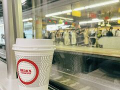 新宿駅のラッシュを横目に指定席で悠々とコーヒー飲みながら出発する優越感よ！！（小市民）
あずさも初めてだし、松本も初めてなのでワクワクです。
