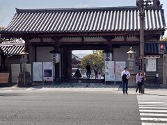 東寺へと駅から歩いて来ました。