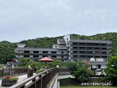 「かじか橋」を渡ったところから見た「三朝館」の全景。
大きな旅館です。