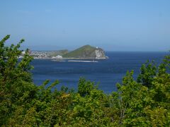 　姫沼展望台に来ました。ペシ岬を望みます。岬の奥に薄っすら礼文島が見えます。