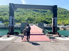 14:50、佐柳島本浦港へ上陸！
前を歩く男性、同じホステルに泊まり、翌日も同じ船でした。