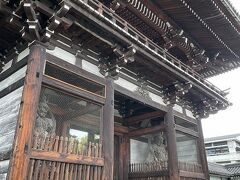 二条城から広隆寺に向かいます

交通の便は悪くて、この近くまでのバスはなく、
ＪR二条駅まで歩きます
ＪR二条→太秦

なんと太秦を下りたら、何にも飲食店ありません(ご注意を）
仕方なくファミリーマートに中にある喫茶でお握り食べて昼食とします
旅先だからこそ、出来ることであって、コンビニある飲食できるコーナー利用したことなかったかな・・
わたしなら、綿密な工程を立てて、美味しいランチを探しておきます
連れは旅慣れているから、行き当たりばったり～～

参考までに
東西線二条城前→太秦天神川駅、嵐電天神川駅→嵐電太秦広隆寺駅下車
こうすれば、ほとんど歩かないで済みます
