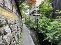 用水路は江戸時代の足軽屋敷の裏手を流れています