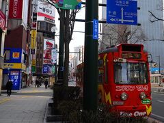 旅の出発地は札幌。3/15の札幌の中心街では雪は全く見られません。札幌の市街地でも道路上に雪は無く、道路脇に積み上げられた雪が僅かに残っている程度です。毎年2月頃の北海道では大雪で交通麻痺のニュースがありますが、1ヶ月後の3月中旬にはほぼ雪は消えています。私の想像では3月中旬の北海道はまだ雪が降る冬でしたが、近年の温暖化でもう春の雰囲気です。北海道の厳しい寒さを感じません。